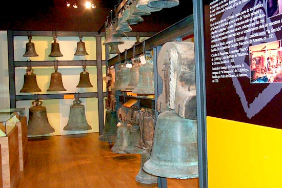 Vista del interior del museo de las campanas.