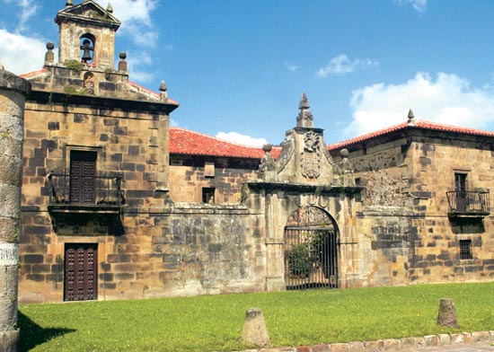 Imagen principal - Palacio de La Rañada, conocido también como Cuesta Mercadillo. Palacio de Elsedo, situado en la localidad de Liérganes. Cruz de Rubalcaba, en la localidad de Rubalcaba.