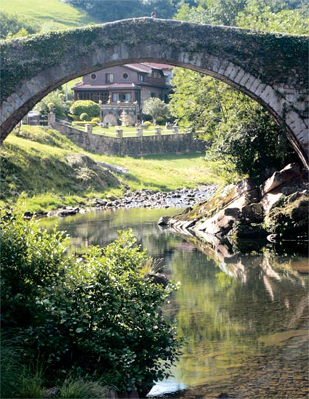 Puente romano sobre el río Miera.