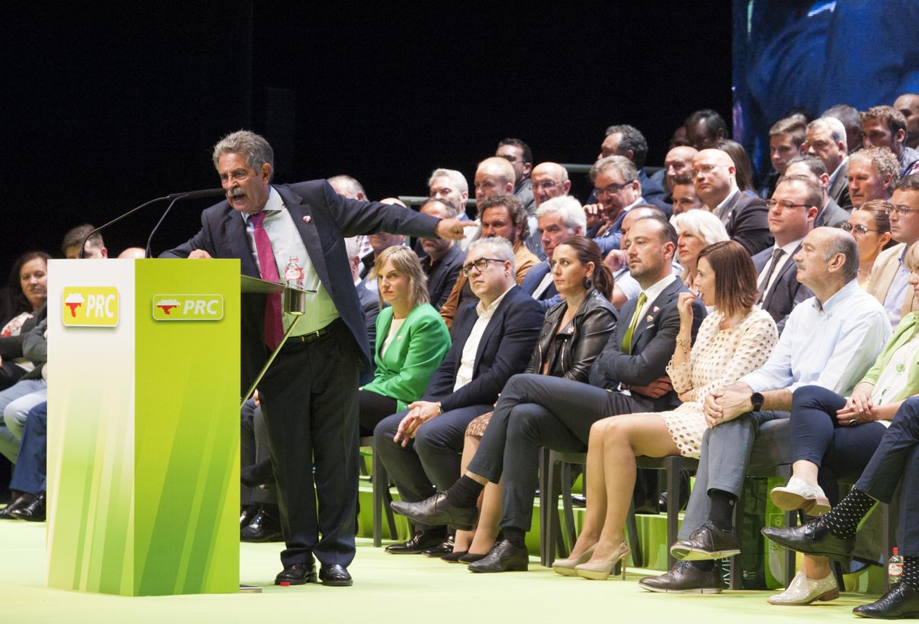 Mitin de Miguel Ángel Revilla en el Palacio de Festivales durante la campaña de las elecciones autonómicas. Después de 40 años de historia, el PRC ganó por primera vez unas elecciones el 26-M, el mayor éxito de la carrera del líder regionalista.