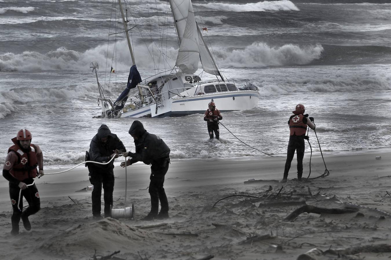 El ciudadano francés Gerard Dobbles naufragó a bordo de un catamarán durante uno de los temporales de noviembre y tuvo que ser rescatado por unos marineros en Suances. El hombre se recuperó sin consecuencias del susto, pero aseguró que ese había sido su último viaje.