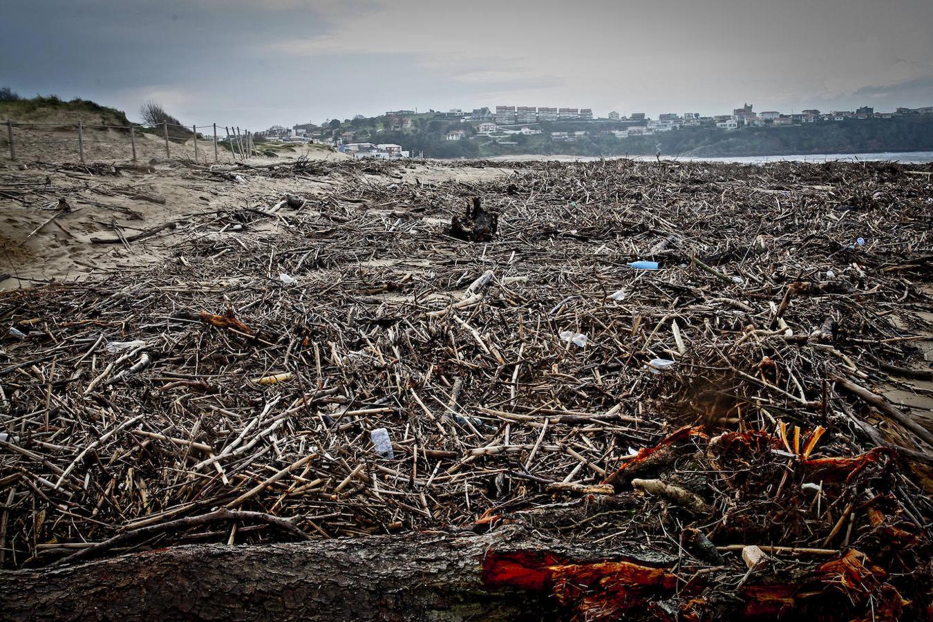 Imagen de la suciedad en la playa de La Concha de Suances, el 1 de marzo, tras uno de los temporales que azotaron Cantabria durante 2019.