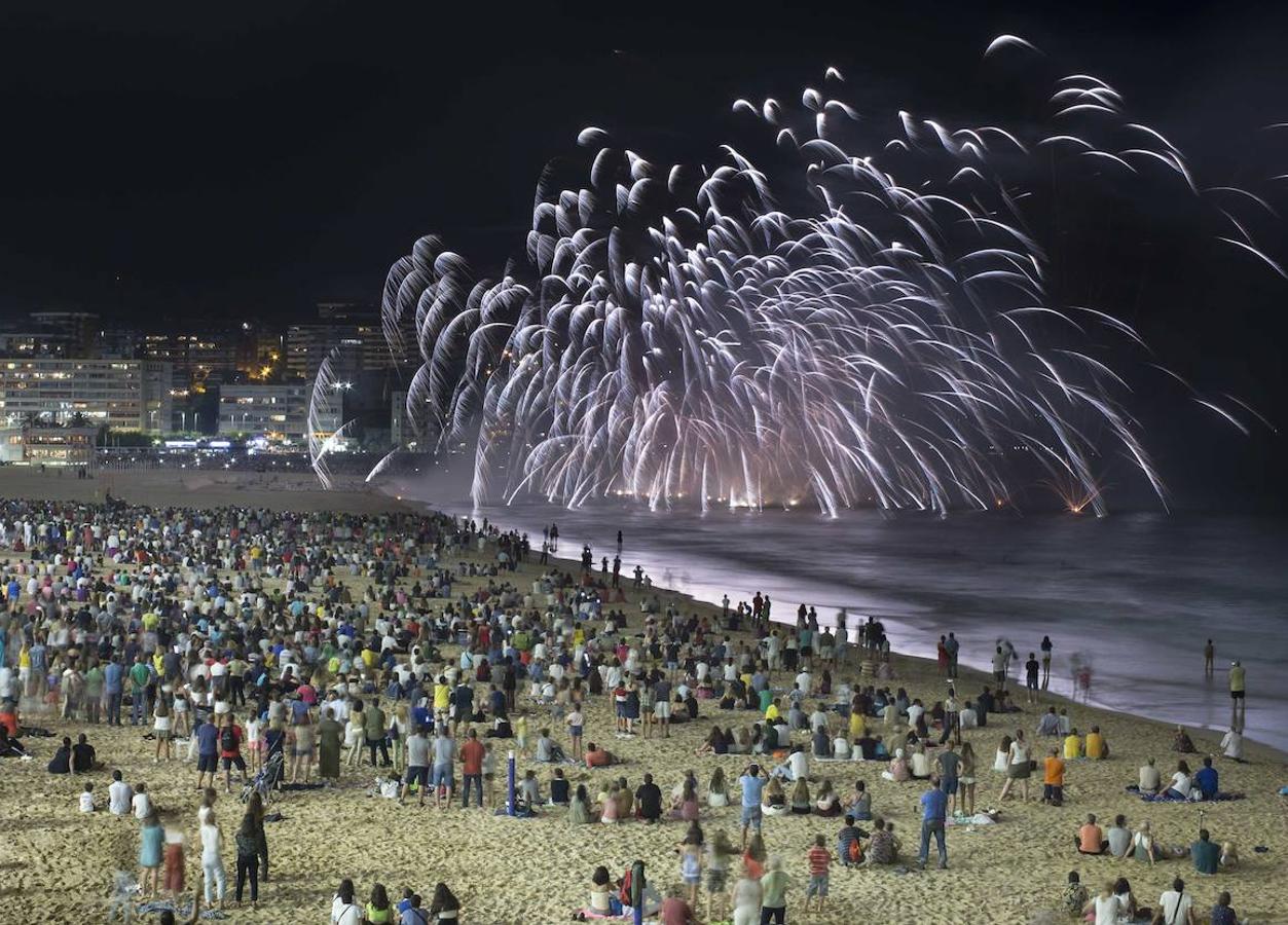 Los fuegos artificiales de la Semana Grande de Santander reunieron en la noche del 24 de julio, víspera de Santiago, la atención de miles de personas. 