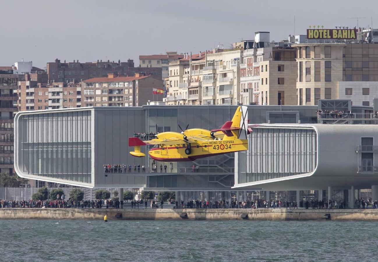 Hidroaviones del Ejército cogiendo agua en la bahía de Santander para sofocar los incendios que asolaron Cantabria durante el mes de febrero.