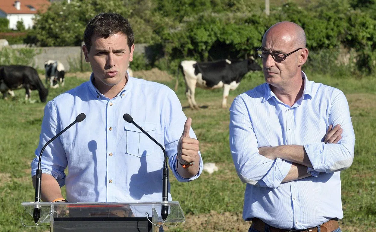 Rivera y Álvarez, durante la campaña electoral de 2016 en Cantabria.