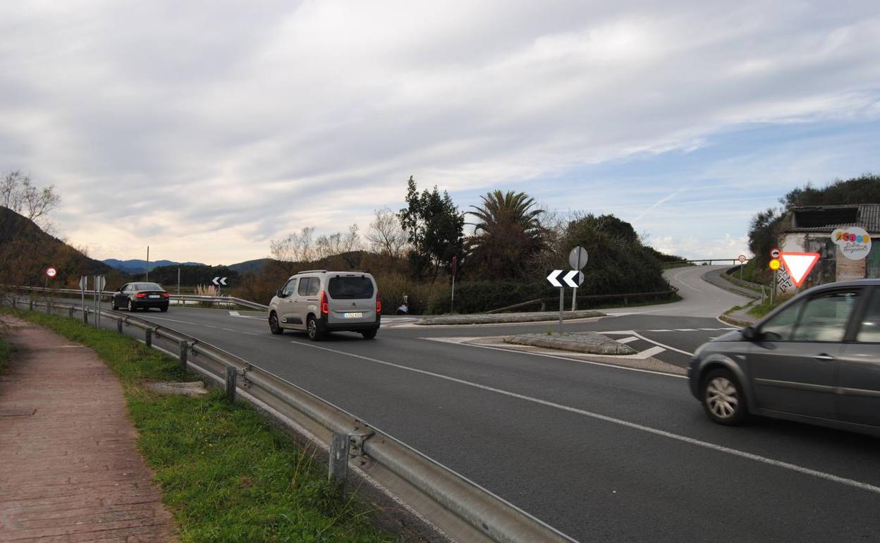 Actualmente, los caminantes que quieren pasar de una senda a otra tienen que cruzar la carretera con una gran inseguridad.