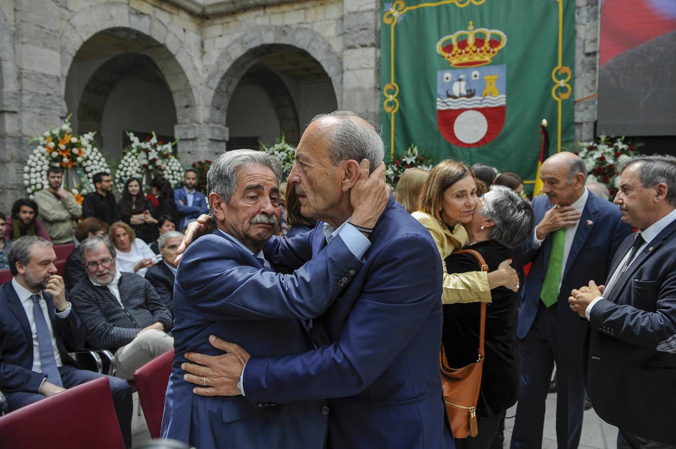 Javier López Marcano consuela a Miguel Ángel Revilla durante la capilla ardiente instalada en el Parlamento de Cantabria en homenaje a Rafael de la Sierra, uno de los pilares del regionalismo y adalid del consenso, que falleció el 19 de junio a los 70 años