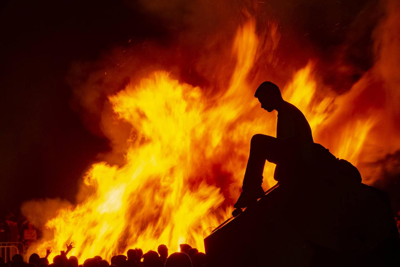 Miles de cántabros se echaron a las calles y a las playas para celebrar la popular noche de San Juan, emisaria del solsticio de verano. Ancestral, pagano y crepuscular, el festejo danzó hasta el alba alrededor de las tradicionales hogueras donde arden lo viejo y lo malo para que lo nuevo y lo bueno vuelvan a resplandecer.