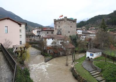 Imagen secundaria 1 - Los ríos Quiviesa y Deva, desbordados esta mañana en Potes.