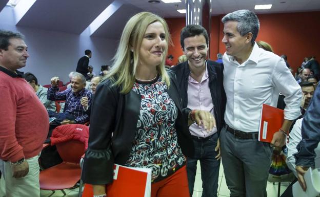 Noelia Cobo, Pedro Casares y Pablo Zuloaga, en la sede del PSOE de Bonifaz