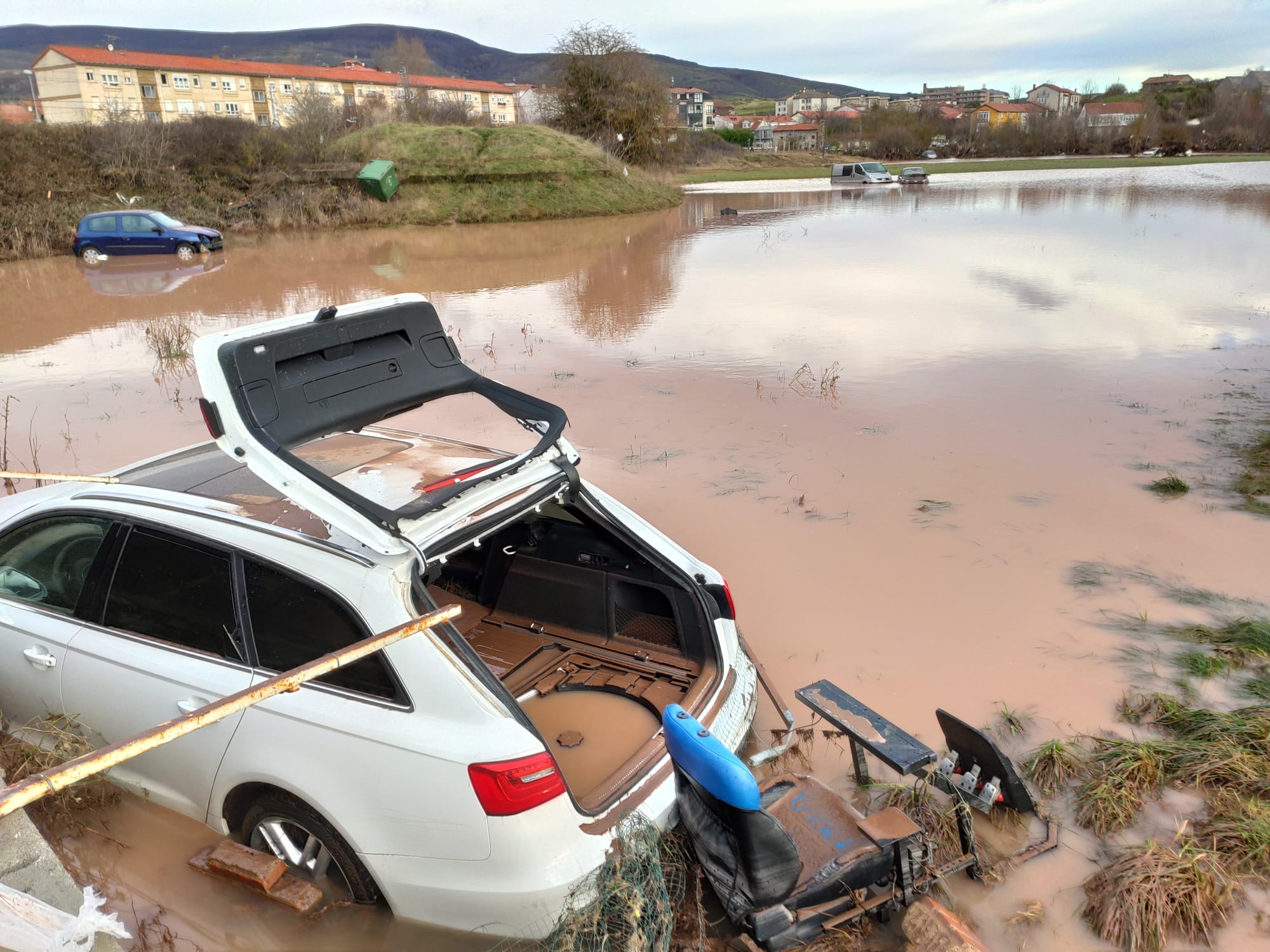 El desbordamiento del Híjar y el Izarilla colapsan el centro de Reinosa y provocan el caos en la localidad