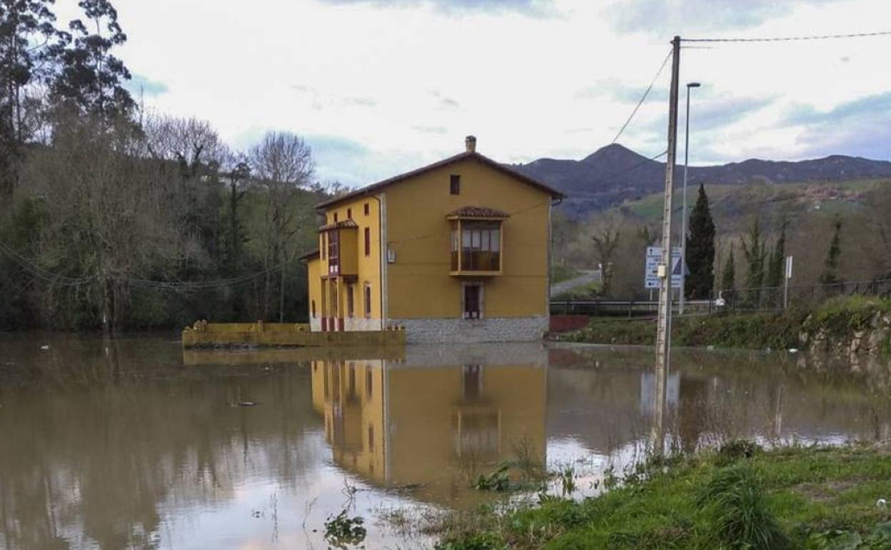 Una de las casas afectadas por la crecida del Deva en Molleda.