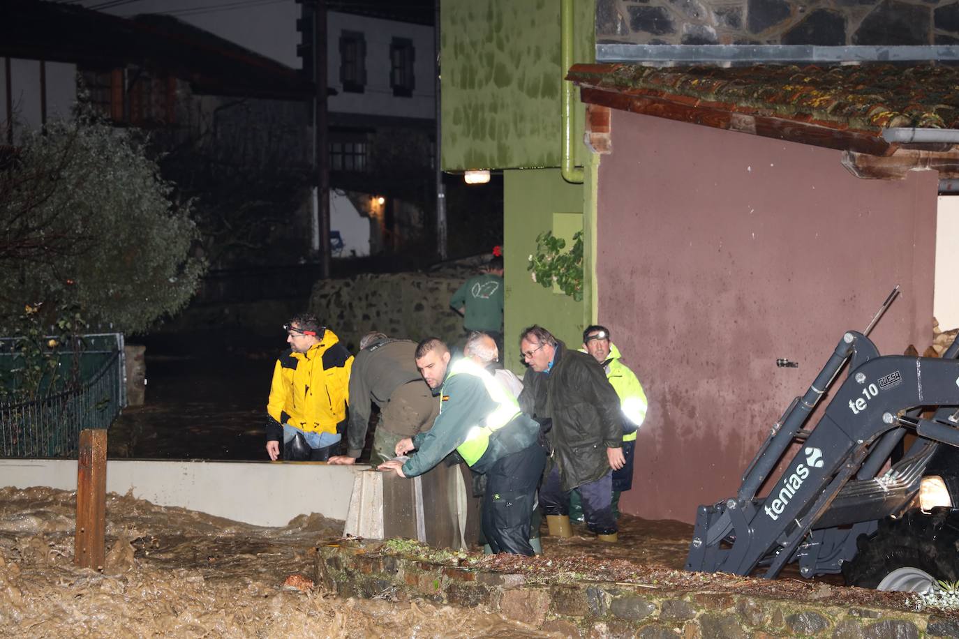 Anoche se han desbordado el río Frío y el río Quiviesa, cuyas aguas torrenciales han pasado a toda velocidad por el pueblo de La Vega.