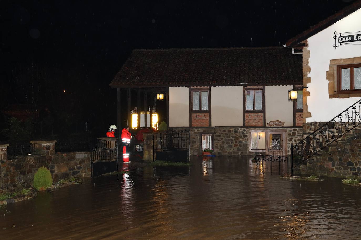 Anoche se han desbordado el río Frío y el río Quiviesa, cuyas aguas torrenciales han pasado a toda velocidad por el pueblo de La Vega.