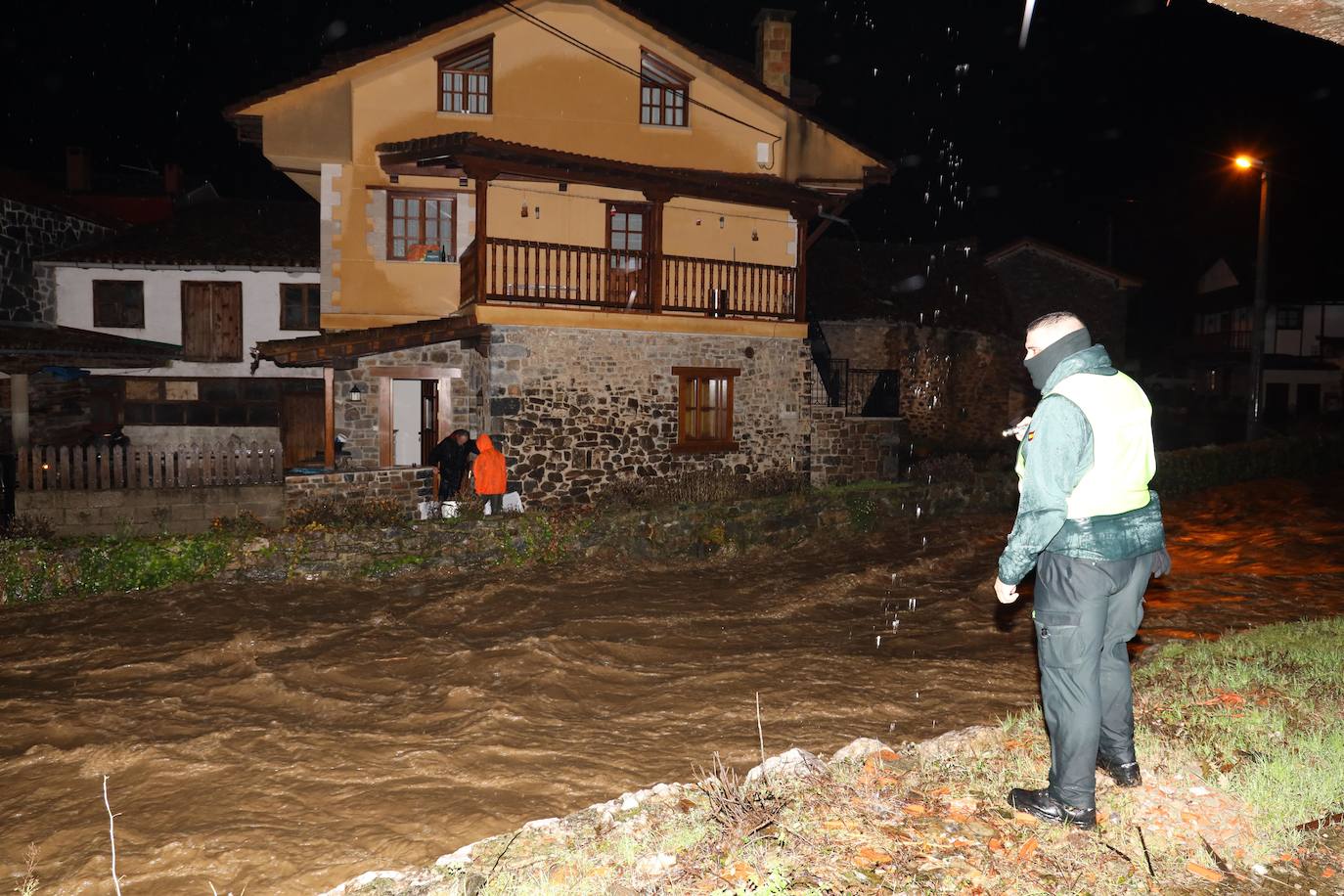 Anoche se han desbordado el río Frío y el río Quiviesa, cuyas aguas torrenciales han pasado a toda velocidad por el pueblo de La Vega.