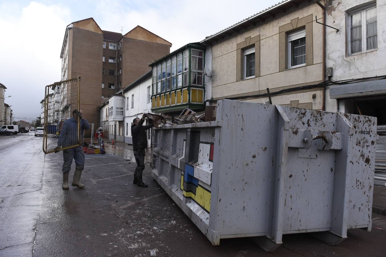 Un centenar de operario y voluntarios se afana por recuperar la normalidad en las zonas afectadas por las riadas, mientras los vecinos hacen balances de daños entre la impotencia y la tristeza