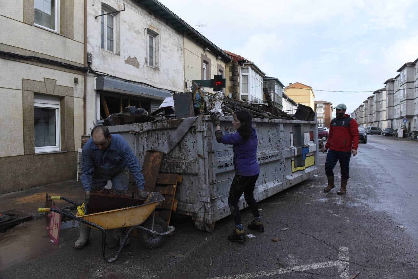 Un centenar de operario y voluntarios se afana por recuperar la normalidad en las zonas afectadas por las riadas, mientras los vecinos hacen balances de daños entre la impotencia y la tristeza