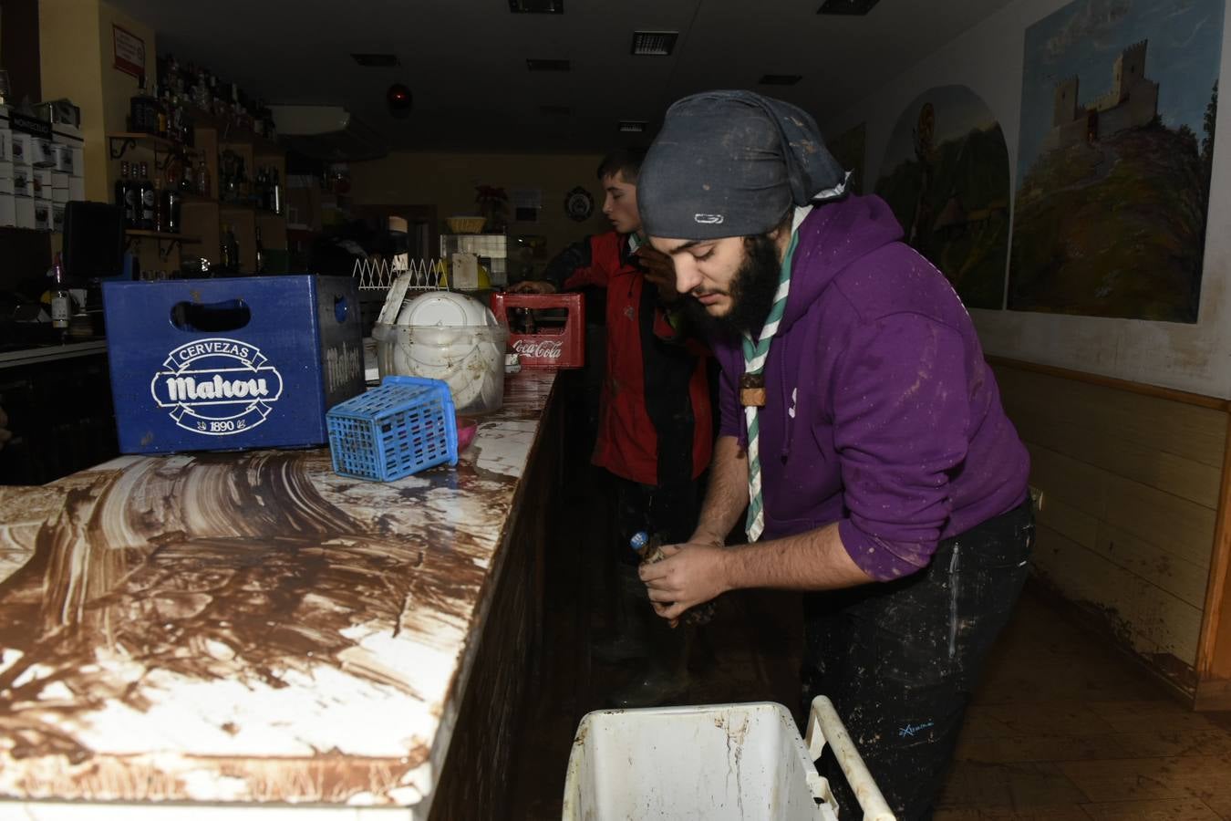 Un centenar de operario y voluntarios se afana por recuperar la normalidad en las zonas afectadas por las riadas, mientras los vecinos hacen balances de daños entre la impotencia y la tristeza