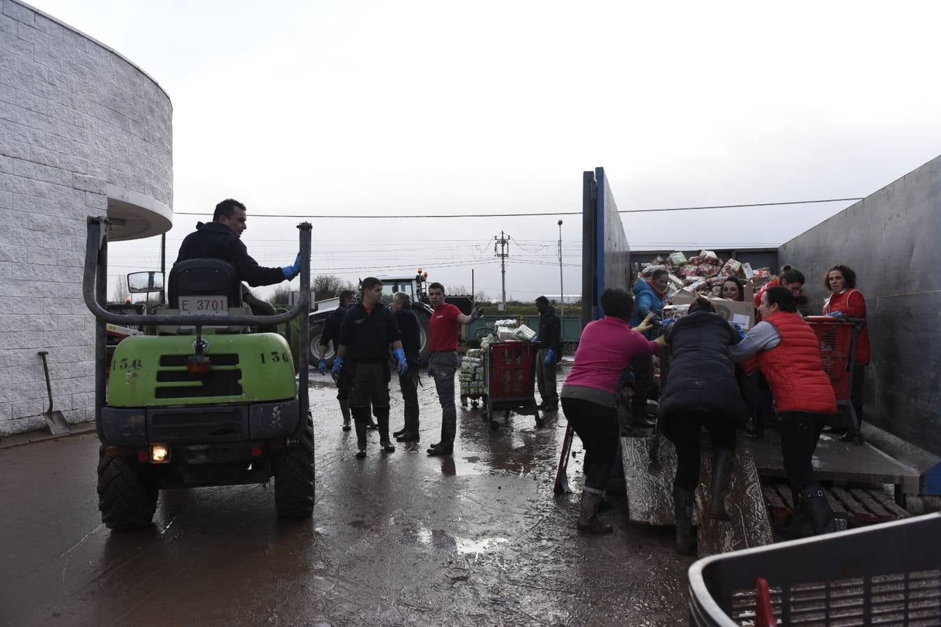 Un centenar de operario y voluntarios se afana por recuperar la normalidad en las zonas afectadas por las riadas, mientras los vecinos hacen balances de daños entre la impotencia y la tristeza