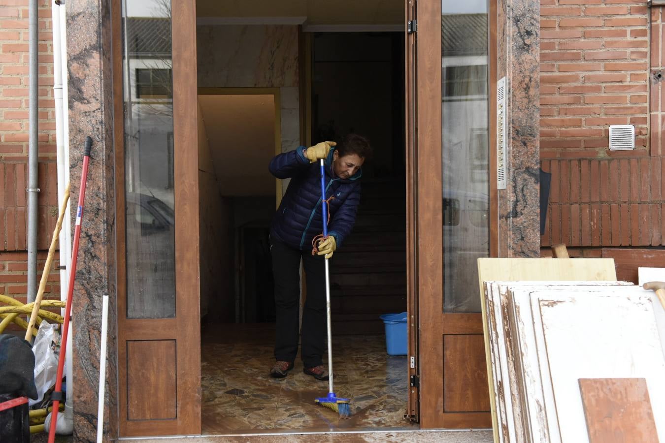 Un centenar de operario y voluntarios se afana por recuperar la normalidad en las zonas afectadas por las riadas, mientras los vecinos hacen balances de daños entre la impotencia y la tristeza