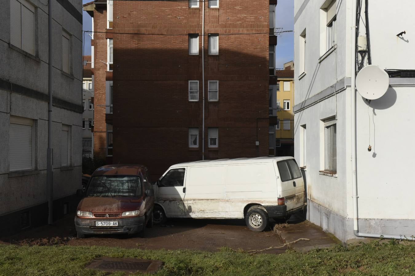 Un centenar de operario y voluntarios se afana por recuperar la normalidad en las zonas afectadas por las riadas, mientras los vecinos hacen balances de daños entre la impotencia y la tristeza