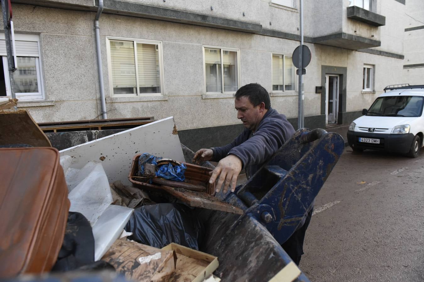 Un centenar de operario y voluntarios se afana por recuperar la normalidad en las zonas afectadas por las riadas, mientras los vecinos hacen balances de daños entre la impotencia y la tristeza