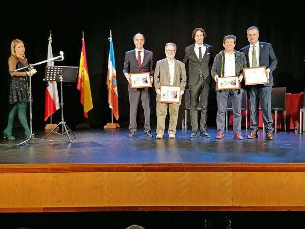 Los ex alcaldes Ignacio Diego, Juan Antonio Maestro, Javier Fernández Soberón, Carlos Cortina y Francisco Ortiz, al finalizar el acto. 