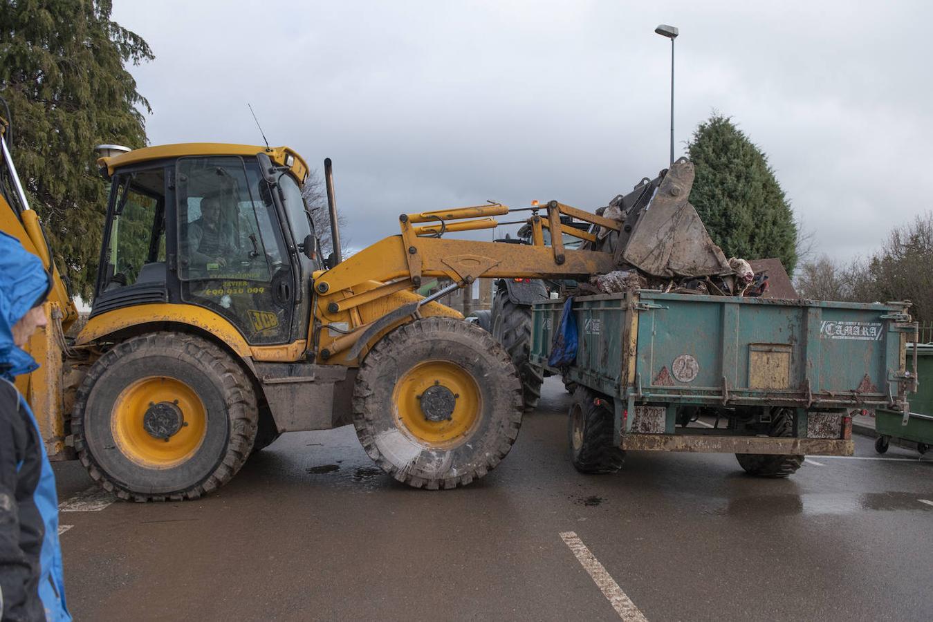 Los vecinos reúnen en las calles montañas de enseres personales dañados, que son trasladados al polígono industrial de La Vega