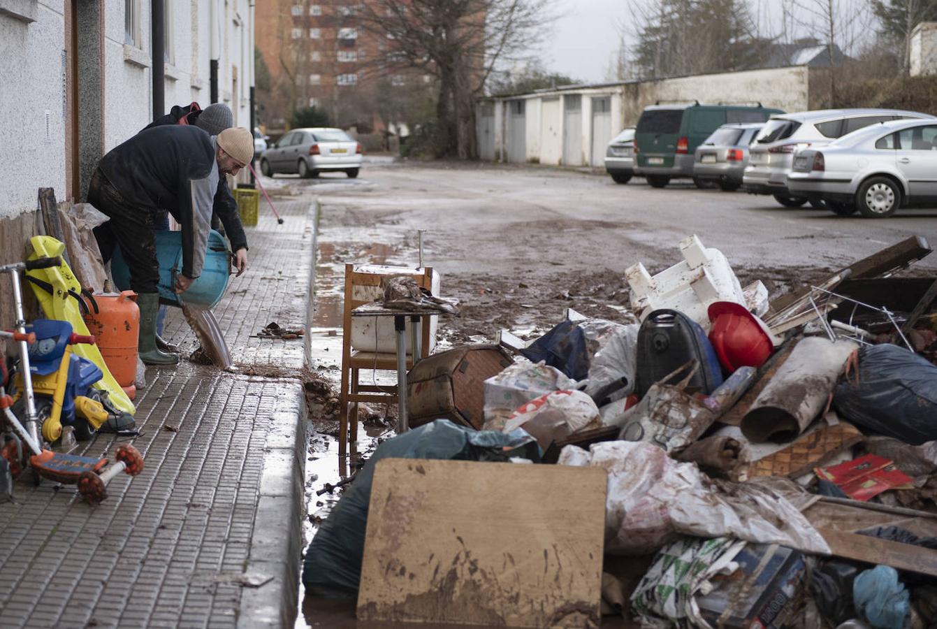 Los vecinos reúnen en las calles montañas de enseres personales dañados, que son trasladados al polígono industrial de La Vega