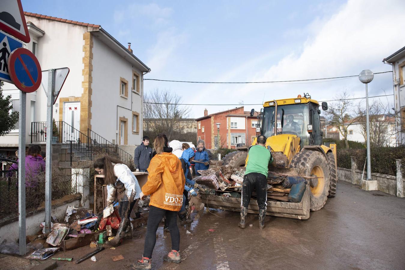 Los vecinos reúnen en las calles montañas de enseres personales dañados, que son trasladados al polígono industrial de La Vega