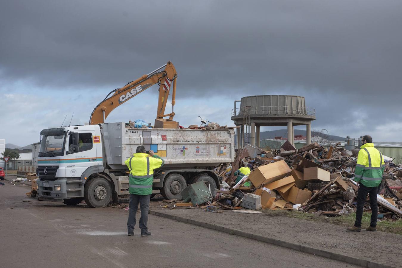 Los vecinos reúnen en las calles montañas de enseres personales dañados, que son trasladados al polígono industrial de La Vega