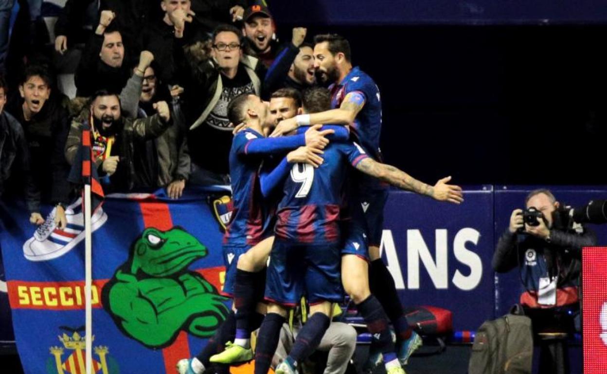 Los jugadores del Levante celebran el segundo gol al Celta marcado por Roger.