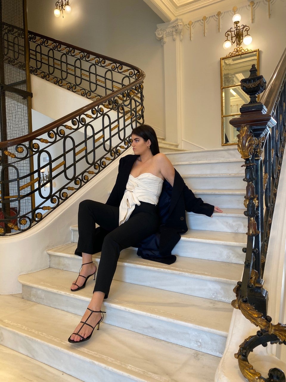 Los 'influencers' cántabros Carolina Brunelli, Laura González Quintana y Adrián Oslé posan en el Hotel Real con looks para vivir unas fiestas de lo más elegantes.