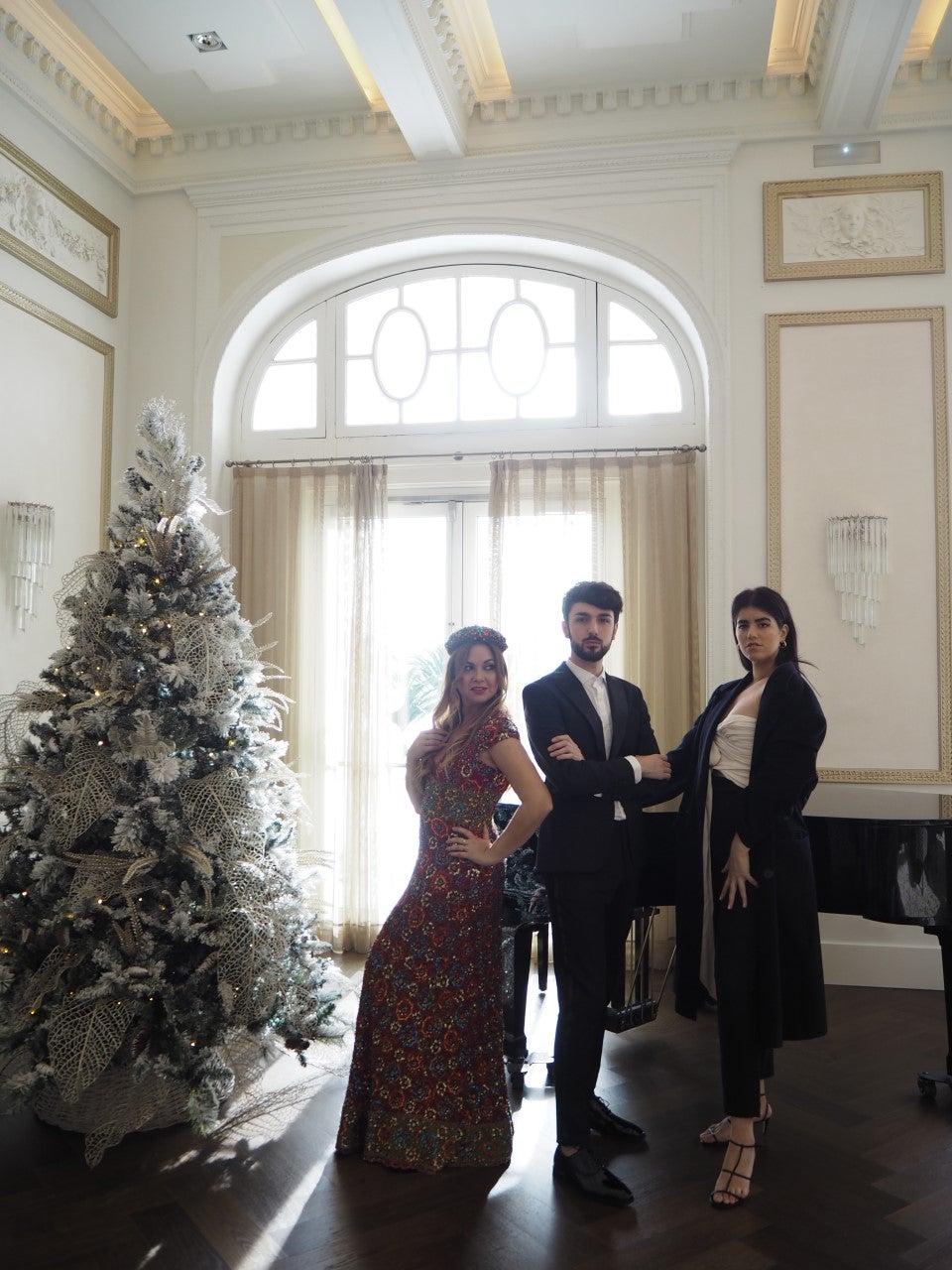 Los 'influencers' cántabros Carolina Brunelli, Laura González Quintana y Adrián Oslé posan en el Hotel Real con looks para vivir unas fiestas de lo más elegantes.