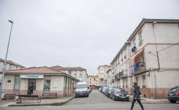 Una mujer camina por el Barrio Obrero del Rey, en Santander. 