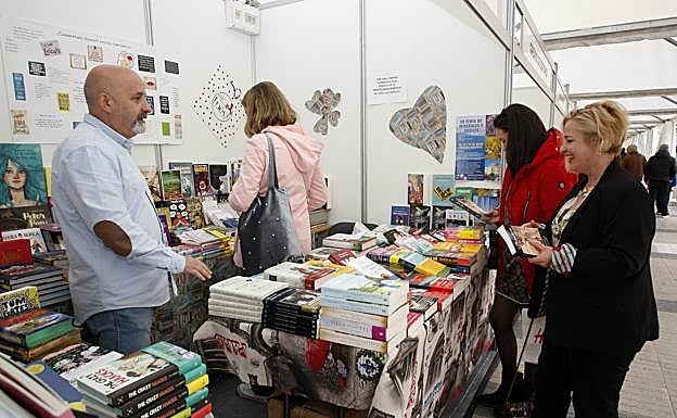 Dos mujeres hojean libros en uno de las casetas de la feria celebrada el año pasado en la Avenida de España.