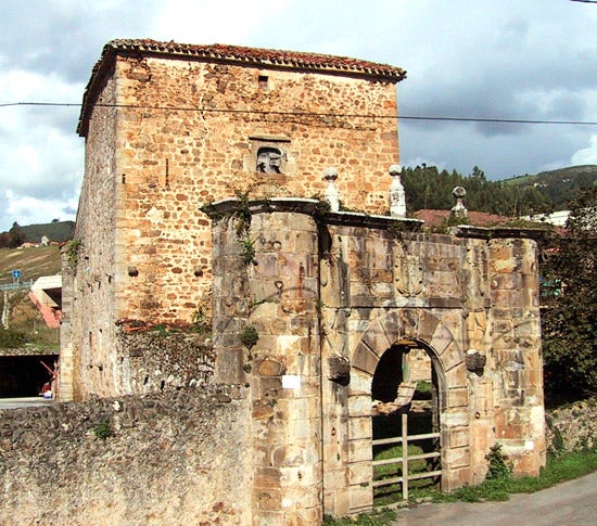 El Palacio de La Bárcena, ligado al linaje de los Espina, data del siglo XV.