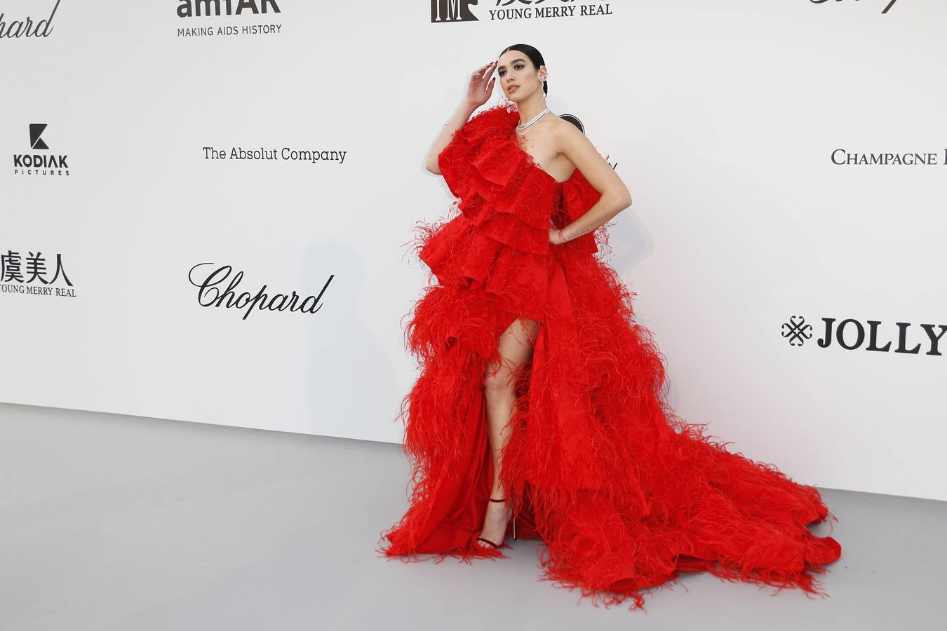 Dua Lipa acudió con un espectacular vestido rojo a la gala AmfAR 2019.