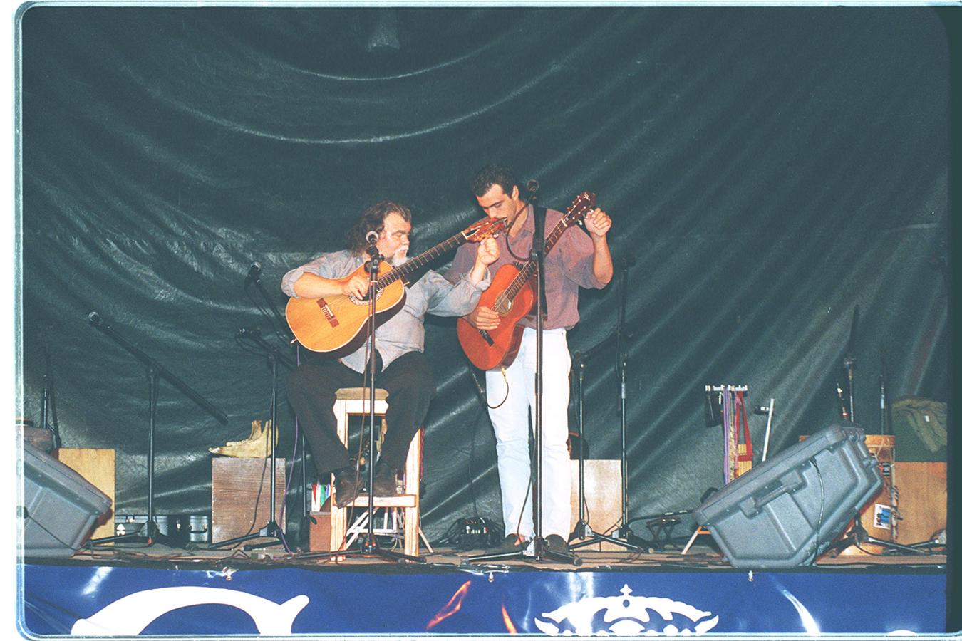 Rafael Amor actuando en los Jardines de Piquío durante la Semana Grande en el año 2000