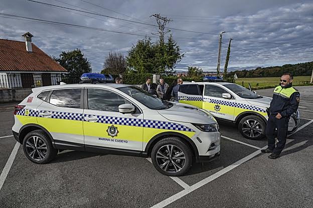Los nuevos vehículos SUV perfectamente rotulados llegaron ayer a Marina de Cudeyo. 