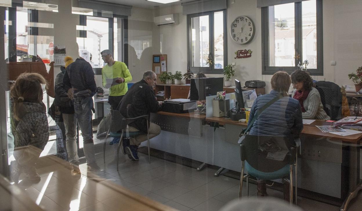 Cerca de 50 afectados por las inundaciones reclamaron ayer su ayuda en la oficina de Matamorosa. 