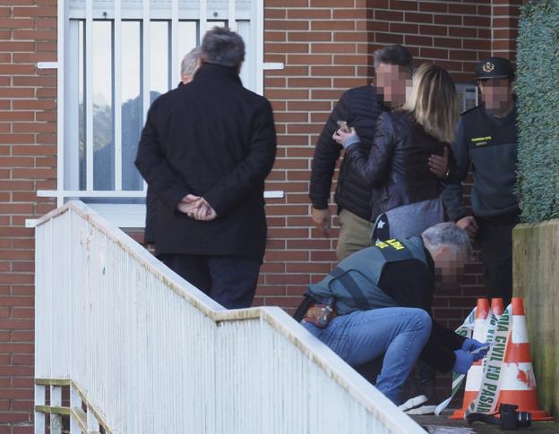  Miembros de la Guardia Civil recogen pruebas en el lugar del tiroteo en Renedo de Piélagos. 