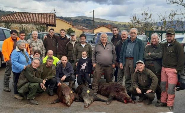 Componentes de la cuadrilla 21 de Las Fraguas, que dirige Javier Fernández, con tres jabalíes abatidos en Montequemao.