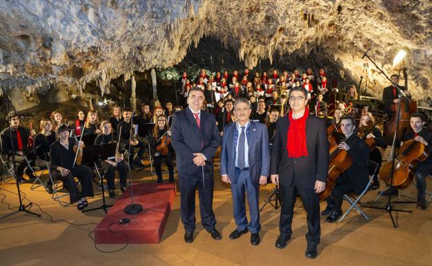 Revilla llama a los cántabros a mirar al futuro «con esperanza»