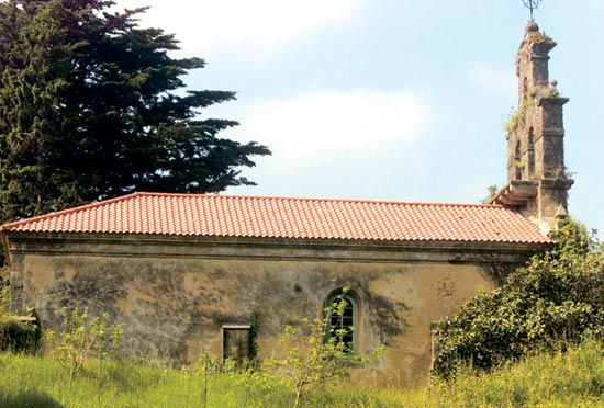 Imagen principal - Ermita de La Piedad, situada en el barrio de Espina. Ermita de San Roque, edificada en el siglo XVIII.Interior de la iglesia del Cristo de Limpias.