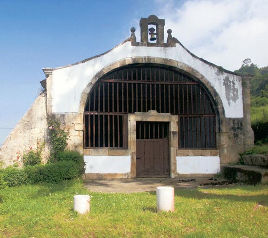 Imagen secundaria 1 - Ermita de La Piedad, situada en el barrio de Espina. Ermita de San Roque, edificada en el siglo XVIII.Interior de la iglesia del Cristo de Limpias.