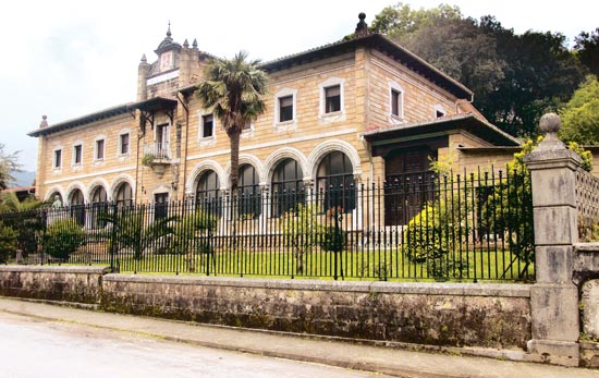 Escuela y antiguo seminario de Maristas.