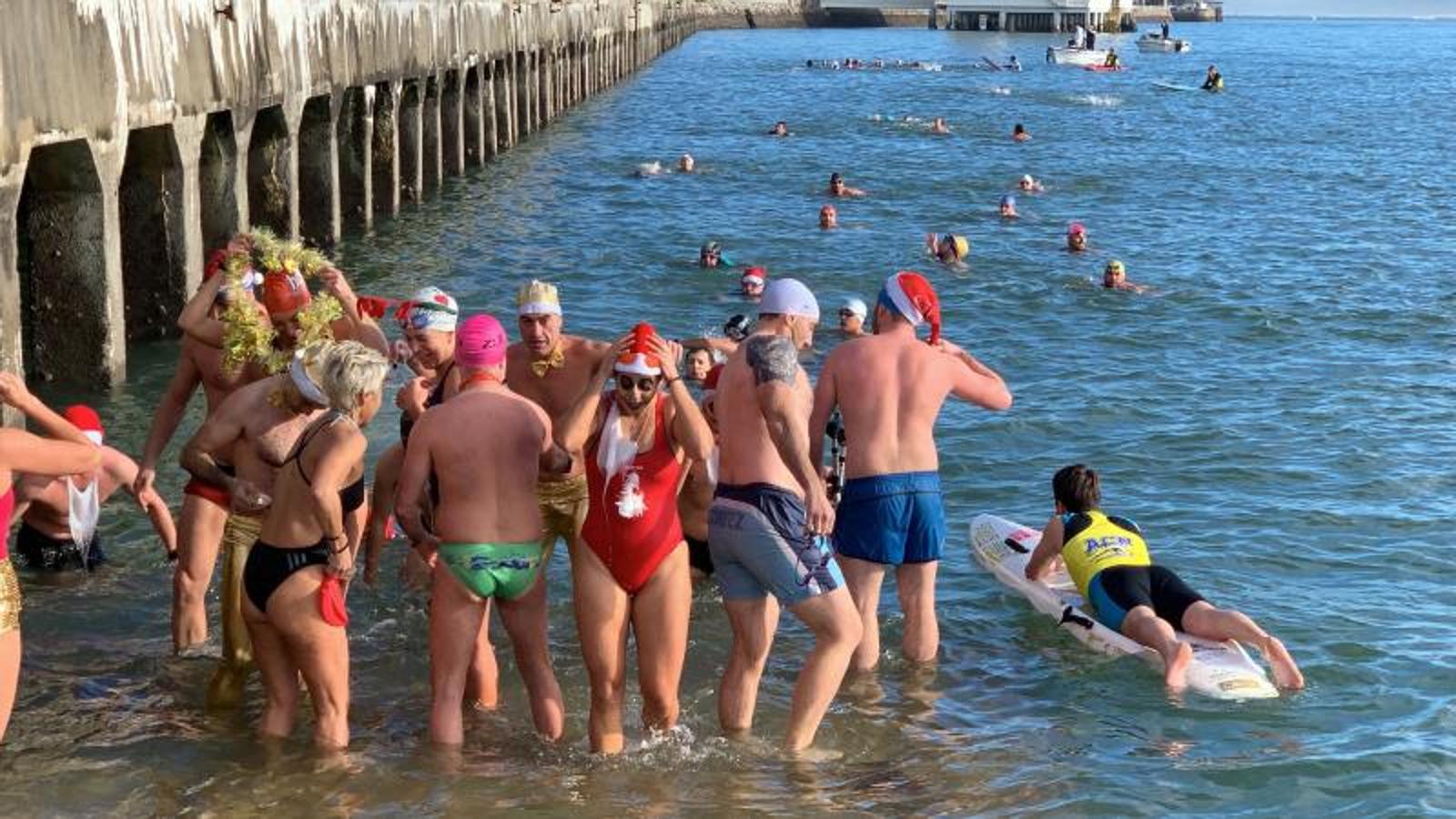 Fotos: Disfraces y sol para la Travesía a Nado de Navidad