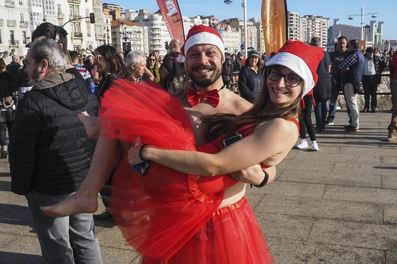 Fotos: Disfraces y sol para la Travesía a Nado de Navidad