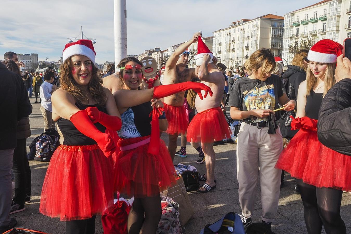 Fotos: Disfraces y sol para la Travesía a Nado de Navidad